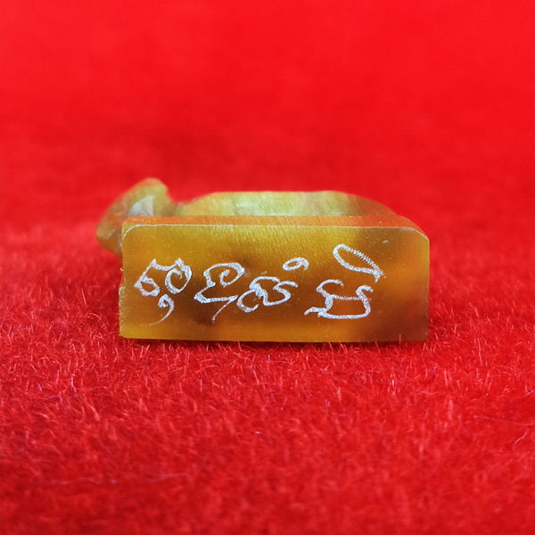 แพะ เขาควายเผือกสีน้ำผึ้ง ตัวใหญ่ยาว 2.3 ซม.หลวงพ่อสิน วัดละหารใหญ่ มีจารรอบตัว สวยมากหายาก 4