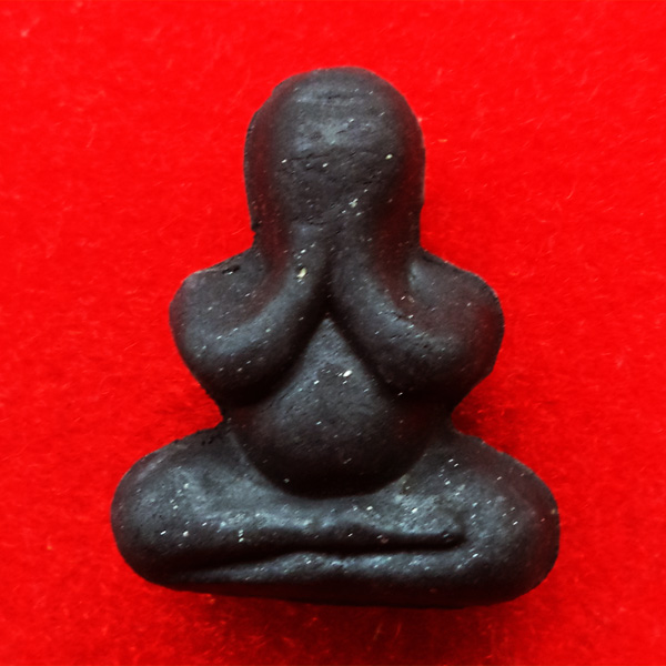 พระปิดตาหลวงปู่เอี่ยม วัดสะพานสูง เนื้อผงโสฬสมหามงคล กับอัฐิหลวงปู่เอี่ยม หลวงปู่วาสเสก สร้างปี 2554