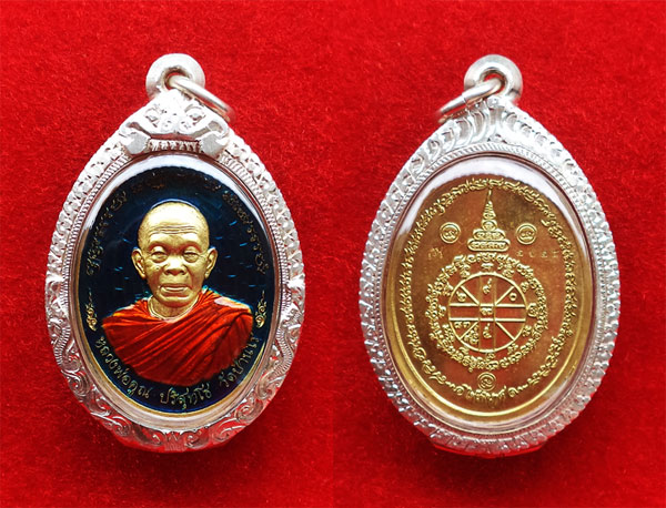 เหรียญหลวงพ่อคูณ รุ่นไพรีพินาศ แยกจากชุดกรรมการ เนื้อทองระฆังลงยาสีน้ำเงิน เลี่ยมใส่ตลับเงิน 3