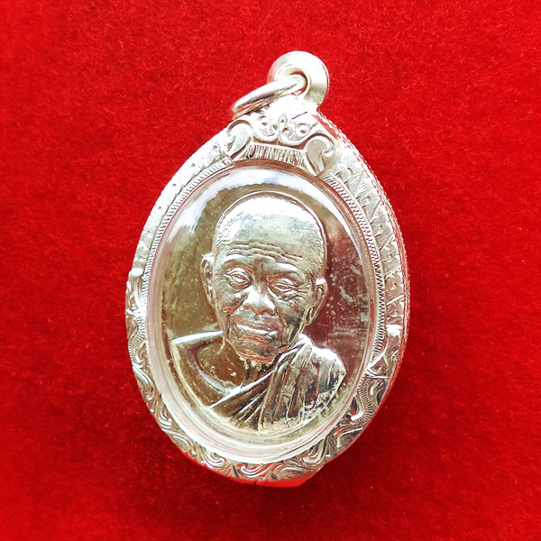 เหรียญหลวงพ่อคูณ วัดบ้านไร่ พิมพ์ครึ่งองค์ รุ่นบารมี ๙๐ เนื้อเงิน ปี 2556 ใส่ตลับเงิน สุดสวย