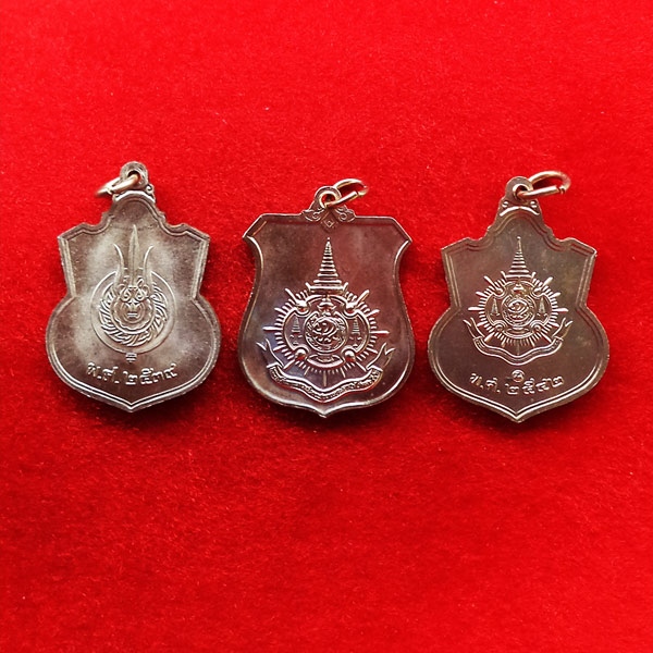 ชุดพิเศษ เหรียญนั่งบัลลังก์+เหรียญโล่ห์ 72 พรรษา+เหรียญอาร์ม 72 พรรษา เนื้ออัลปาก้า ประหยัดสุดคุ้ม 1