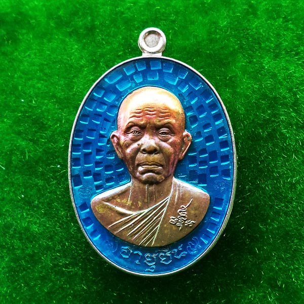 เหรียญอายุยืน หลวงพ่อคูณ แบบครึ่งองค์ คูณ สุคโต เนื้ออัลปาก้าหน้ากากนวโลหะ อยู่ในชุดทองคำ