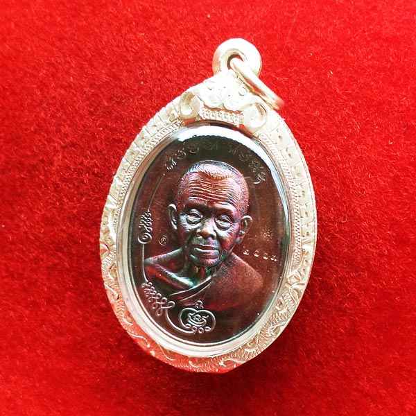 เหรียญหลวงพ่อคูณ มนต์พระกาฬปราบไพรี หลังหนุมานเชิญธง เนื้อทองแดงผิวรุ้ง ปลุกเสกโดยหลวงพ่อคูณ