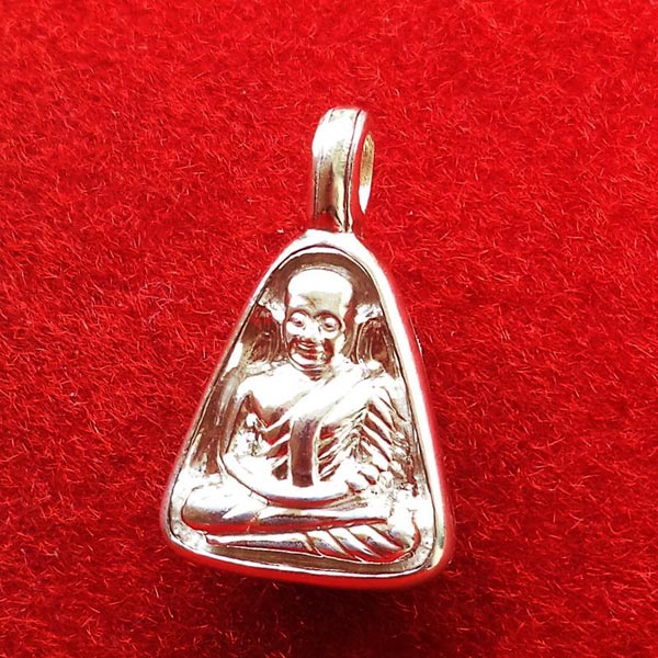 เหรียญหลวงพ่อเงิน บางคลาน พิมพ์จอบเล็ก เนื้อเงิน รุ่นมงคลมหาลาภ 51 เหรียญจอบเล็กที่สวยที่สุด