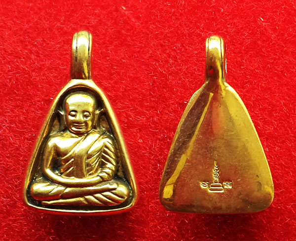 เหรียญหลวงพ่อเงิน บางคลาน พิมพ์จอบเล็ก เนื้อทองเหลือง รุ่นมงคลมหาลาภ 51 เหรียญจอบเล็กที่สวยที่สุด 3