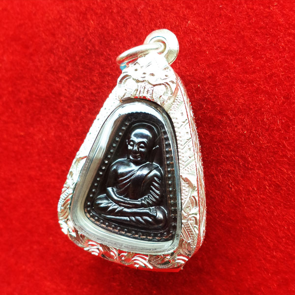 1 ใน 1000 เหรียญจอบใหญ่หลวงพ่อเงินบางคลาน กองทุน ๕๓ เนื้อนวโลหะ กรรมการ ปี 2553 ตลับเงิน