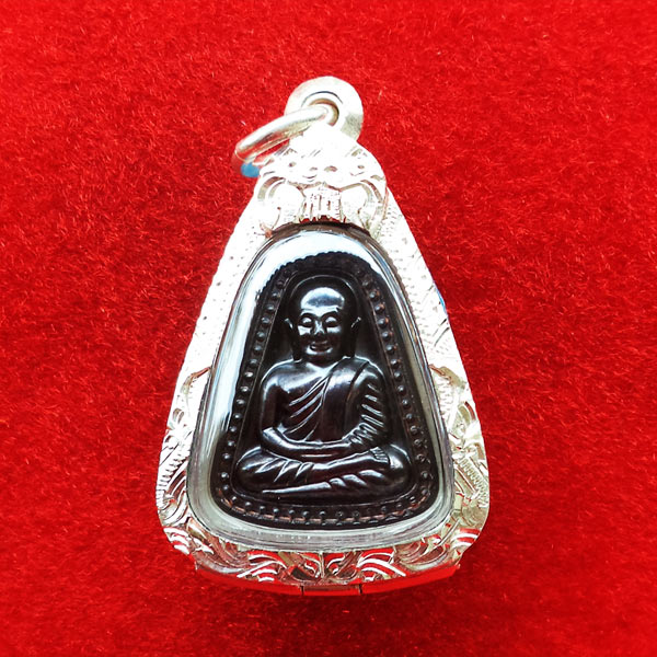 1 ใน 1000 เหรียญจอบใหญ่หลวงพ่อเงินบางคลาน กองทุน ๕๓ เนื้อนวโลหะ กรรมการ ปี 2553 ตลับเงิน 1