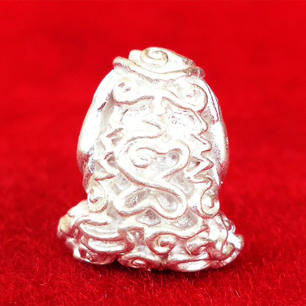 พระปิดตา อุตตโมยันต์ยุ่ง เจริญพร รุ่นแรก หลวงพ่อคูณ วัดบ้านไร่ เนื้อเงินฝังตะกรุดเงิน หมายเลข ๔๖๖ 1