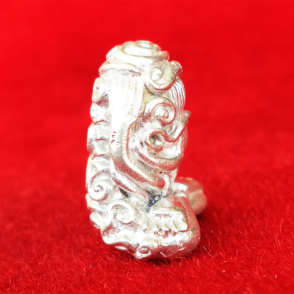 พระปิดตา อุตตโมยันต์ยุ่ง เจริญพร รุ่นแรก หลวงพ่อคูณ วัดบ้านไร่ เนื้อเงินฝังตะกรุดเงิน หมายเลข ๔๖๖ 2