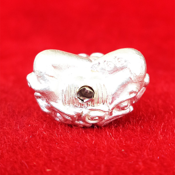 พระปิดตา อุตตโมยันต์ยุ่ง เจริญพร รุ่นแรก หลวงพ่อคูณ วัดบ้านไร่ เนื้อเงินฝังตะกรุดเงิน หมายเลข ๔๖๖ 4