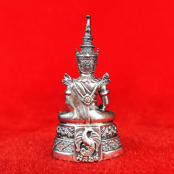 พระแก้วมรกต เนื้อเงินขัดเงา กรมสรรพสามิตจัดสร้าง วัดพระศรีรัตนศาสดาราม ปี 2539 องค์นี้สวยมาก 1