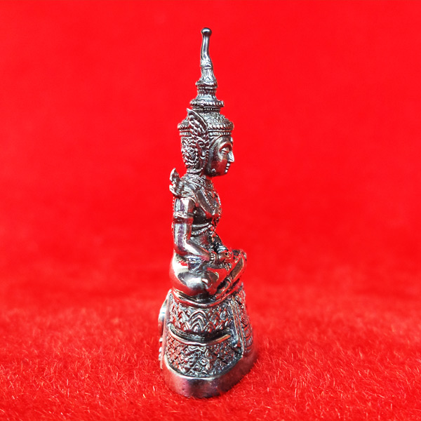 พระแก้วมรกต เนื้อเงินขัดเงา กรมสรรพสามิตจัดสร้าง วัดพระศรีรัตนศาสดาราม ปี 2539 องค์นี้สวยมาก 2