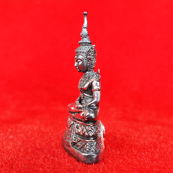 พระแก้วมรกต เนื้อเงินขัดเงา กรมสรรพสามิตจัดสร้าง วัดพระศรีรัตนศาสดาราม ปี 2539 องค์นี้สวยมาก 3