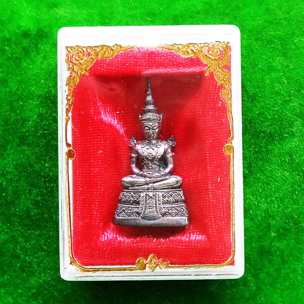 พระแก้วมรกต เนื้อเงินขัดเงา กรมสรรพสามิตจัดสร้าง วัดพระศรีรัตนศาสดาราม ปี 2539 องค์นี้สวยมาก 5