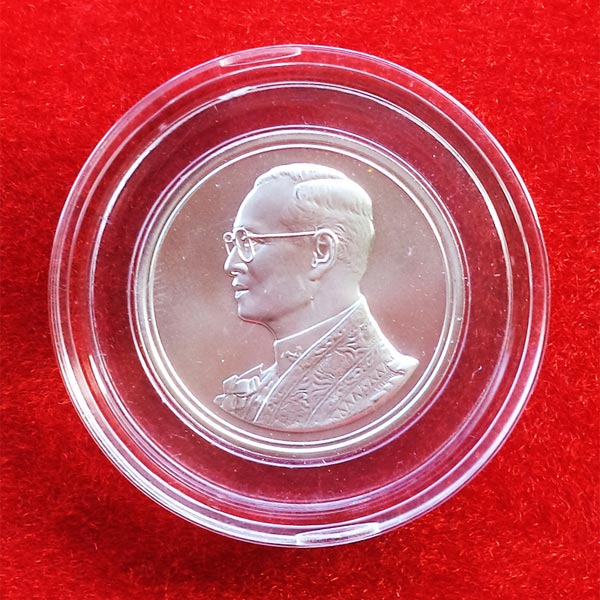 เหรียญในหลวง ฉลองสิริราชสมบัติครบ 60 ปี ปี 2549 เนื้อเงิน เส้นผ่าศูนย์กลาง 3.0 ซม. สวย หายากมาก