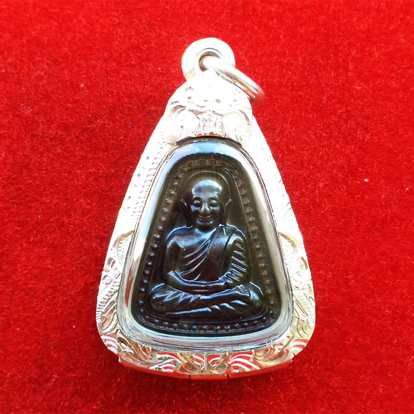 1 ใน 1000 เหรียญจอบใหญ่หลวงพ่อเงินบางคลาน กองทุน ๕๓ เนื้อนวโลหะ กรรมการ ปี 2553 ตลับเงิน 1