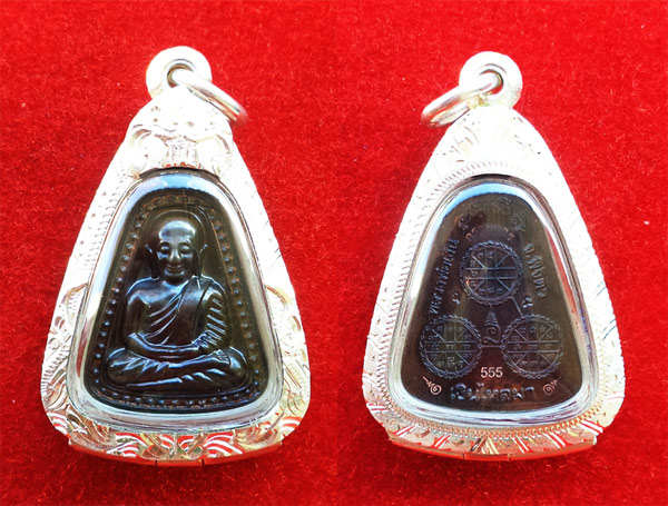 1 ใน 1000 เหรียญจอบใหญ่หลวงพ่อเงินบางคลาน กองทุน ๕๓ เนื้อนวโลหะ กรรมการ ปี 2553 ตลับเงิน 3