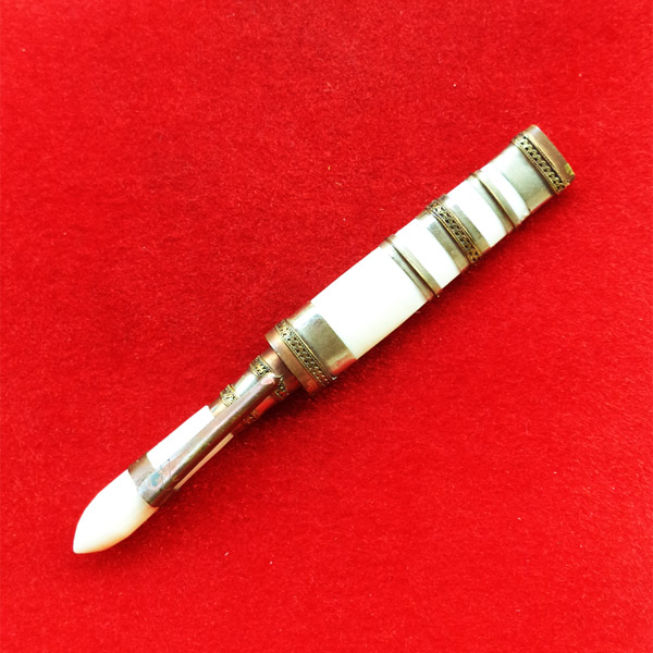 มีดหมอปากกา สามกษัตริย์ ขนาดใบมีด 2.5 นิ้ว  หลวงพ่อเปลื้อง วัดลาดยาว ปี 2553 นิยมมาก เริ่มหายากแล้ว