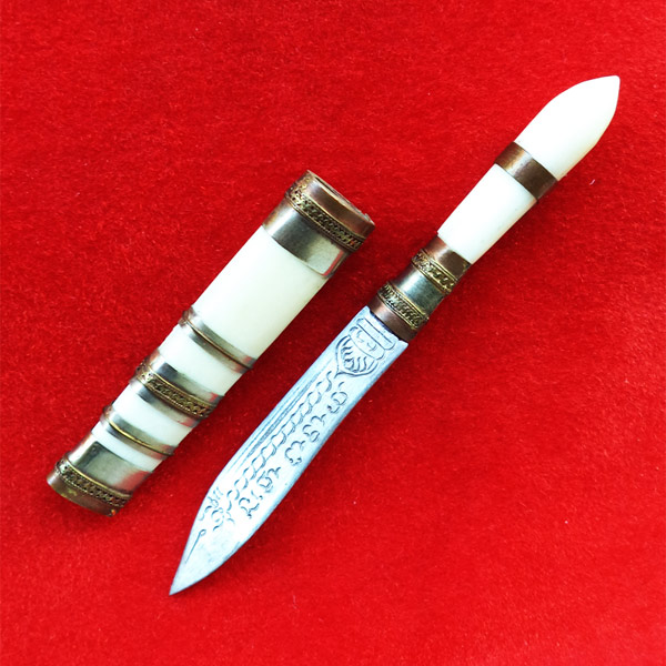 มีดหมอปากกา สามกษัตริย์ ขนาดใบมีด 2.5 นิ้ว  หลวงพ่อเปลื้อง วัดลาดยาว ปี 2553 นิยมมาก เริ่มหายากแล้ว 3