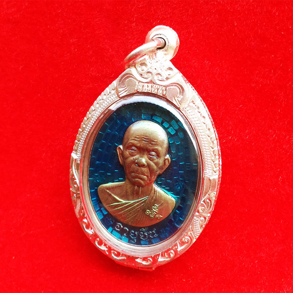 เหรียญอายุยืน หลวงพ่อคูณ แบบครึ่งองค์ คูณ สุคโต เนื้ออัลปาก้าหน้ากากนวโลหะ อยู่ในชุดทองคำ