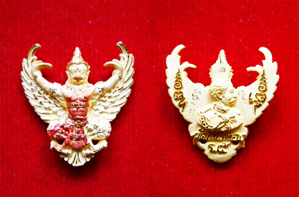 พญาครุฑ เนื้อทองคำ พิมพ์เล็ก รุ่นมหาเศรษฐี หลวงพ่อวราห์ วัดโพธิ์ทอง ปี 2540 มีแป้งเจิมสีแดง และจาร 2