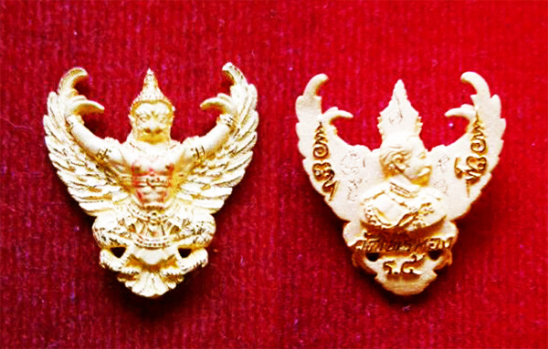 พญาครุฑ เนื้อทองคำ พิมพ์เล็ก รุ่นมหาเศรษฐี หลวงพ่อวราห์ วัดโพธิ์ทอง ปี 2540 มีแป้งเจิมสีแดง และจาร 2
