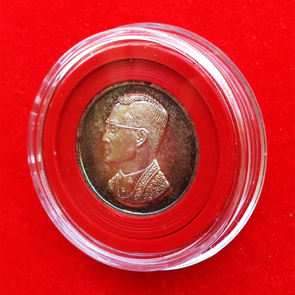 เหรียญคุ้มเกล้า เนื้อเงิน สร้างโรงพยาบาลภูมิพลฯ  พิธีใหญ่กองทัพอากาศสร้าง  ปี 2522 นิยมมากครับ 1