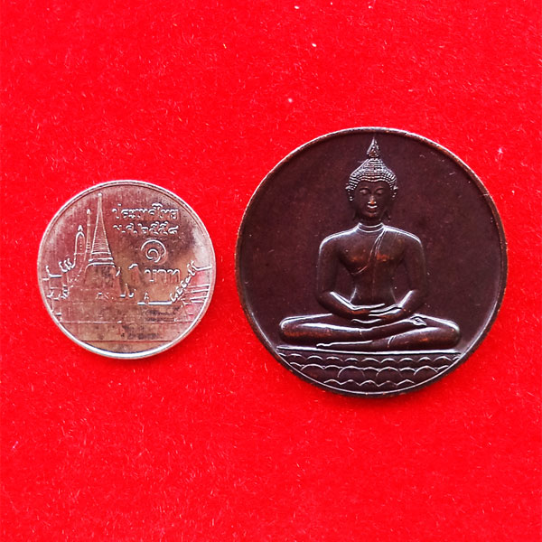 เหรียญพระพุทธสิหิงค์ หลังภปร. ที่ระลึกฉลอง 700 ปี ลายสือไทย ปี 2526  ลพ.เกษม เขมโก ปลุกเสก 3