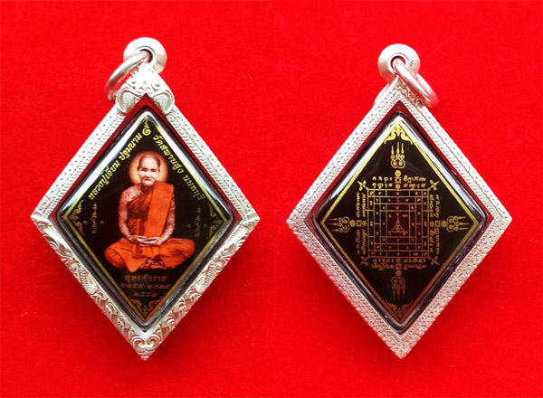 1 ใน 300 ล็อกเก็ตหลวงปู่เอี่ยม วัดสะพานสูง ฉากลายน้ำทอง หลวงปู่วาสเสก สร้างปี 2553 สุดสวยหายาก 3