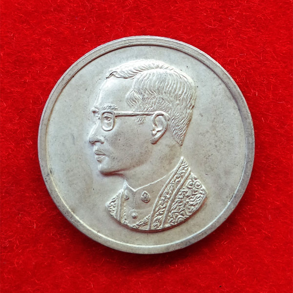 เหรียญคุ้มเกล้า เนื้อเงิน สร้างโรงพยาบาลภูมิพลฯ พิธีใหญ่กองทัพอากาศสร้าง ปี 2522 นิยมมาก 41 1