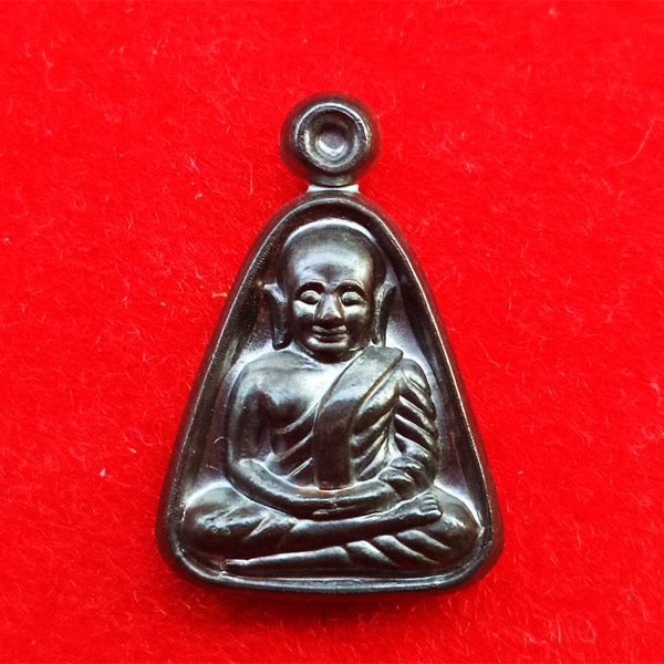 1 ใน 1000 เหรียญจอบเล็กหลวงพ่อเงินบางคลาน กองทุน ๕๓ เนื้อนวโลหะ กรรมการ ปี 2553 เลข 399