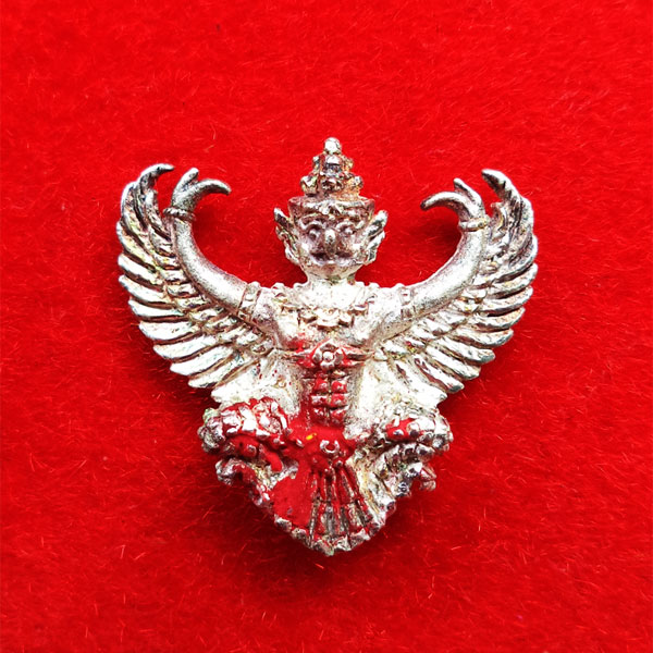 พญาครุฑ เนื้อเงิน พิมพ์เล็ก หลวงพ่อวราห์ วัดโพธิ์ทอง ครุฑ รุ่น ๙ หน้ามหาเศรษฐี มีแป้งเจิมสีแดง หายาก