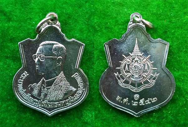 เหรียญในหลวงพระชนมายุ 72 พรรษา เนื้ออัลปาก้า กระทรวงมหาดไทย สร้าง ปี 2542 สวยไม่ค่อยพบเห็น 2