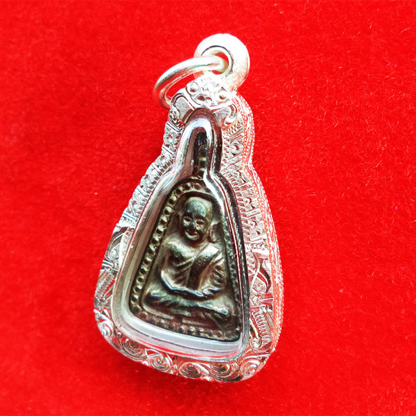 หลวงพ่อเงิน บางคลาน พิมพ์จอบใหญ่ รุ่นพระพิจิตร เนื้อนวโลหะกลับดำ ผสมทองคำหนัก 109 บาท หายากแล้วครับ