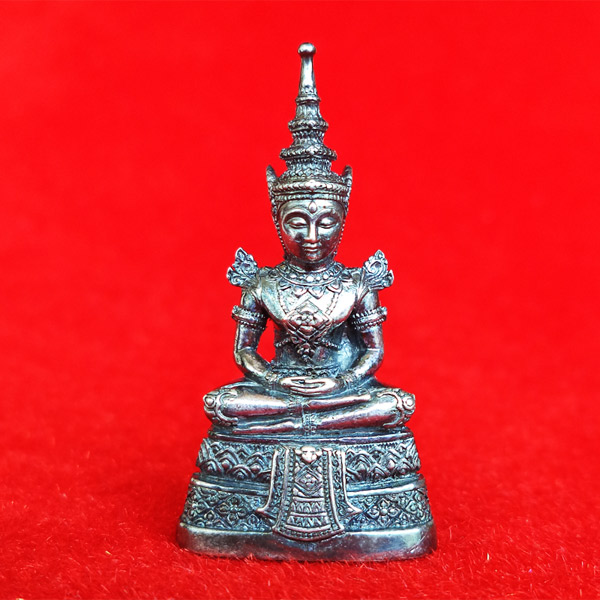 พระแก้วมรกต เนื้อเงินขัดเงา กรมสรรพสามิตจัดสร้าง วัดพระศรีรัตนศาสดาราม ปี 2539 องค์นี้สวยมาก