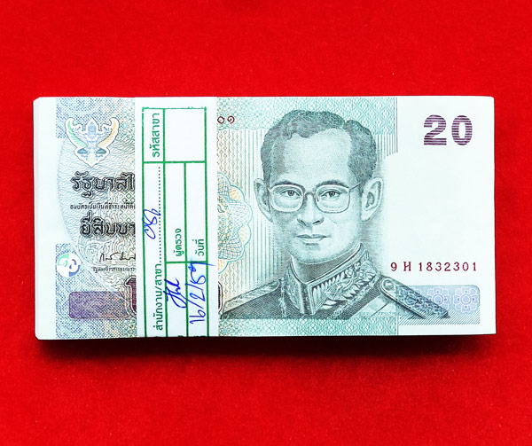 ธนบัตร 20 บาท แบบที่ 15 หลัง ร.8 จำนวน 1 แหนบ 100 ใบ มีเลขกรกระจก  หน้า ร.9 UNC สวยกริ๊บ หายาก