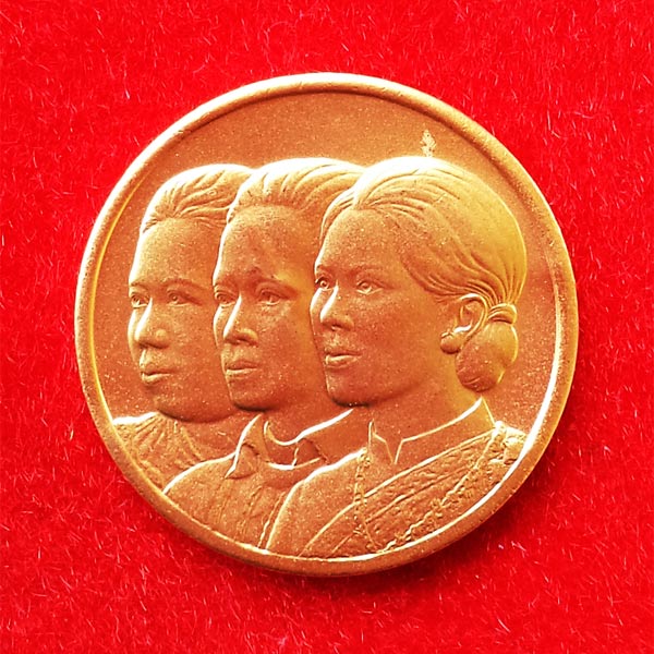 เหรียญสามราชินี สภากาชาดไทย เนื้อกระไหล่ทองสวยเหมือนทองคำ ร.พ.จุฬาฯสร้าง ปี 2529 สวยน่าสะสม