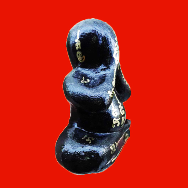 พระปิดตาเรียกทรัพย์ เนื้อว่าน 108 ชนิด ลงรักดำ องค์บูชา ขนาดหน้าตัก 4 นิ้ว สูง 4.5 นิ้ว วัดสะพานสูง 2