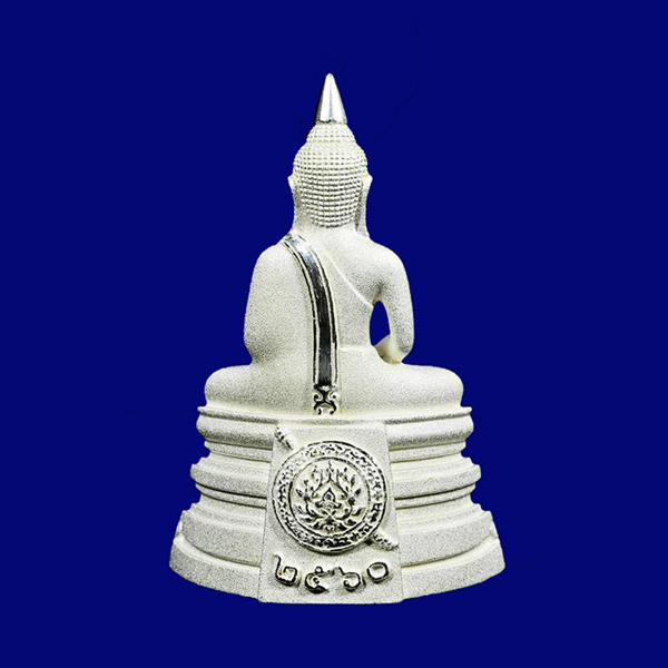 พระกริ่งหลวงพ่อโสธร รุ่น ๒๕๖๐ ตร.๘ ริ้ว พิมพ์ใหญ่ เนื้อเงินพ่นทราย สุดสวย หมายเลข ๖๓๖๘ 1