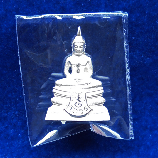 พระกริ่งหลวงพ่อโสธร รุ่น ๒๕๖๐ ตร.๘ ริ้ว พิมพ์ใหญ่ เนื้อเงินพ่นทราย สุดสวย หมายเลข ๖๓๖๘ 2