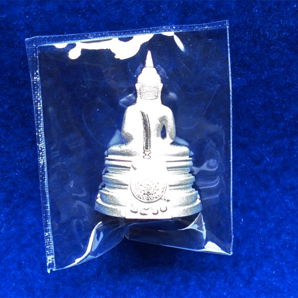 พระกริ่งหลวงพ่อโสธร รุ่น ๒๕๖๐ ตร.๘ ริ้ว พิมพ์ใหญ่ เนื้อเงินพ่นทราย สุดสวย หมายเลข ๖๓๖๘ 3