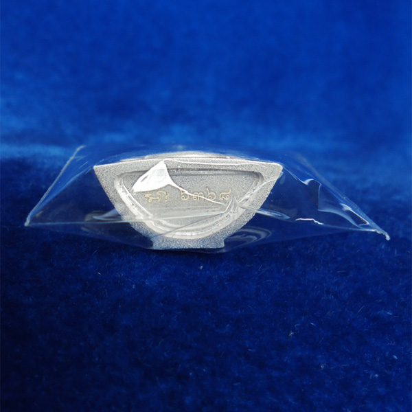 พระกริ่งหลวงพ่อโสธร รุ่น ๒๕๖๐ ตร.๘ ริ้ว พิมพ์ใหญ่ เนื้อเงินพ่นทราย สุดสวย หมายเลข ๖๓๖๘ 4