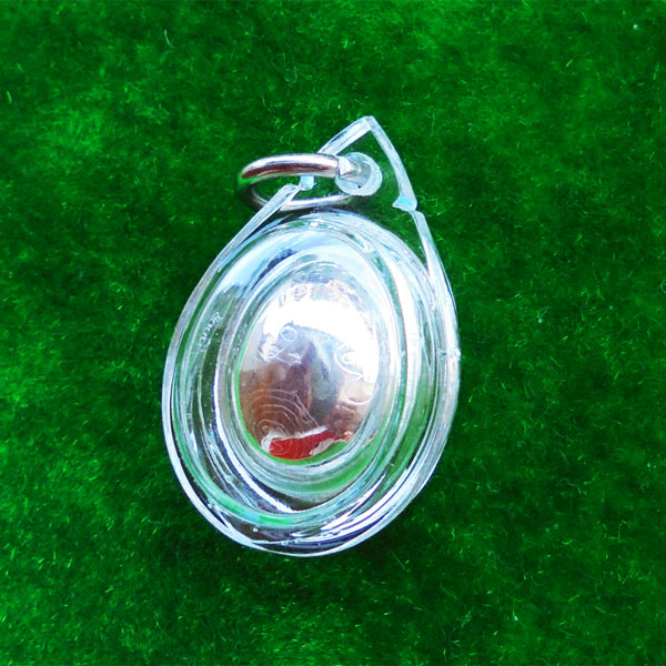 เบี้ยแก้เงินจิ๋ว เล็กกว่าเหรียญบาท เลี่ยมจากวัด หลวงพ่อสืบ วัดสิงห์ ทายาทเบี้ยแก้หลวงปู่เจือ น่าบูชา