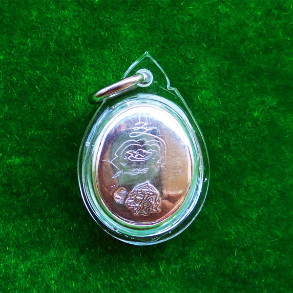 เบี้ยแก้เงินจิ๋ว เล็กกว่าเหรียญบาท เลี่ยมจากวัด หลวงพ่อสืบ วัดสิงห์ ทายาทเบี้ยแก้หลวงปู่เจือ น่าบูชา 1