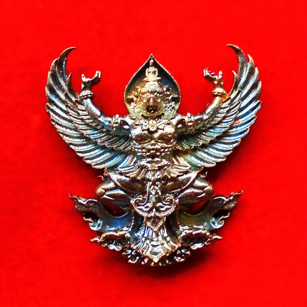 พญาครุฑมหาอำนาจ รุ่นแรก หลวงปู่ทวน วัดโป่งยาง จ.จันทรบุรี เนื้อชนวนผิวรุ้ง ปี 2560 เลขสวย 5945