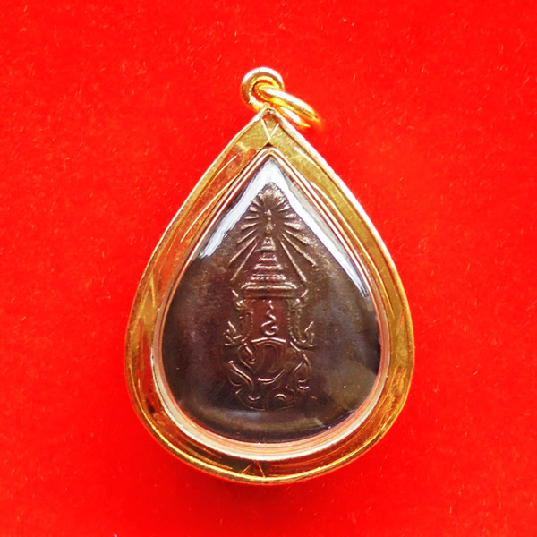 เหรียญทรงหยดน้ำพระพุทธสิงหธรรมมงคล หลัง ภ.ป.ร. พร้อมกรอบทองนพเก้า ปี 2547 1