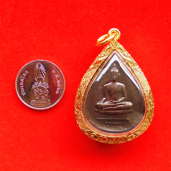 เหรียญทรงหยดน้ำพระพุทธสิงหธรรมมงคล หลัง ภ.ป.ร. พร้อมกรอบทองนพเก้า ปี 2547 2