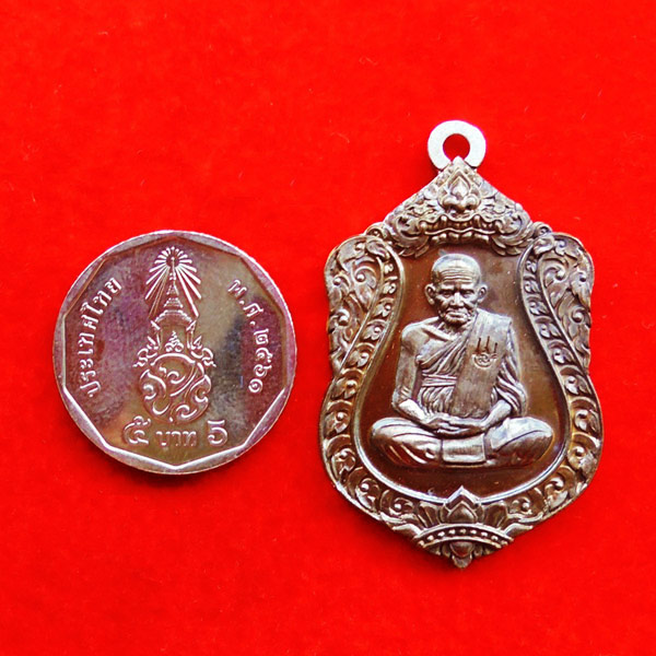 เหรียญเสมาห่วงเชื่อม หลวงพ่อเงิน วัดบางคลาน รุ่น ฉลองเลื่อนสมณศักดิ์ 111 ปี เนื้อนวโลหะห่วงเงิน สวยๆ 3