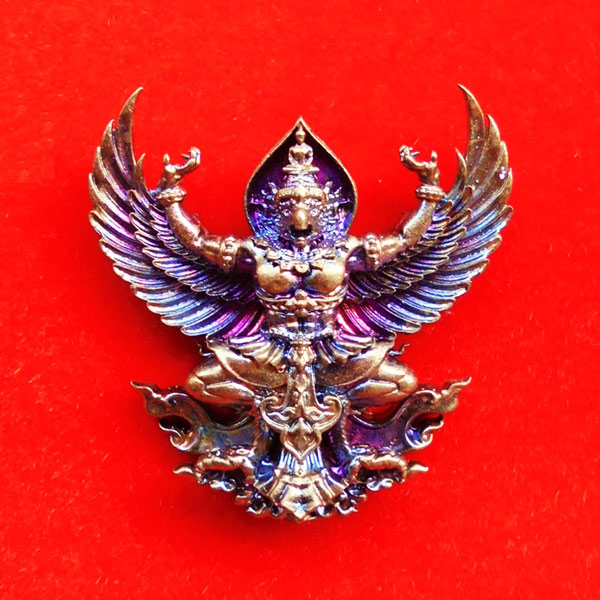 พญาครุฑมหาอำนาจ รุ่นแรก หลวงปู่ทวน วัดโป่งยาง จ.จันทรบุรี เนื้อชนวนผิวรุ้ง ปี 2560 เลขสวย 537