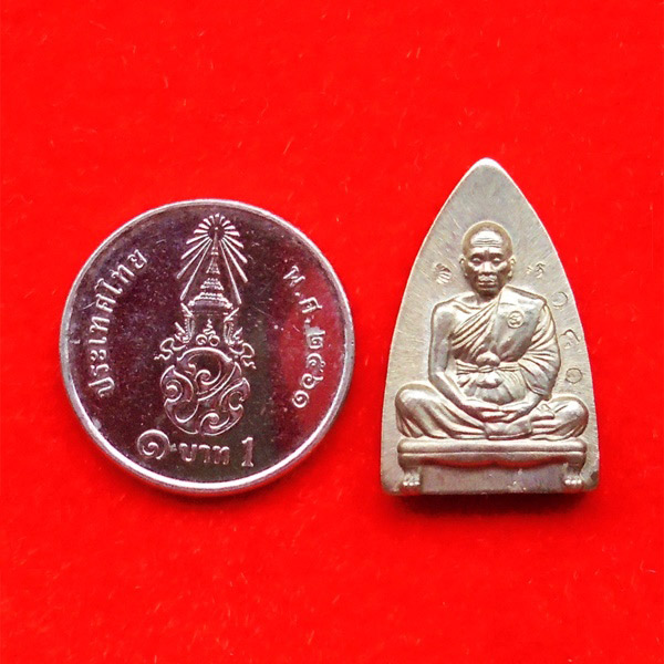 หลวงพ่อคูณ ปั๊มรูปเหมือนนั่งฐานสิงห์ พิมพ์เตารีด พิมพ์เล็ก รุ่นพุทธคูณสยาม เนื้อนวโลหะ ปี 54 เลข 131 3